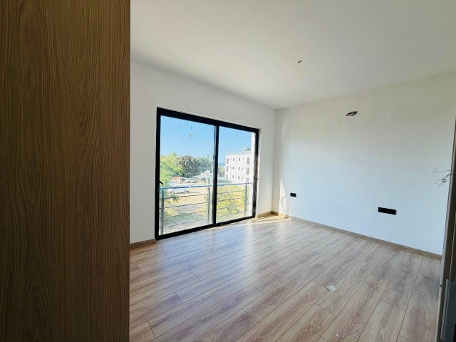 Girne Lapta bölgesinde site içerisinde ortak havuzlu satılık 2+1 daire - Fotoğraf 2