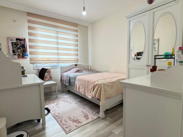 Girne Merkez’de, otellere ve tüm sosyal olanaklara yürüme mesafesinde yer alan bu 3+1 daire satılıktır. - Fotoğraf 1