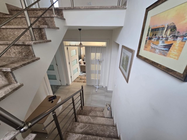 Girne Lapta'da Denize Yakın, Doğa ve Dağ Manzaralı Yarı Eşyalı 3+1 Ortak Yüzme Havuzlu Satılık Villa