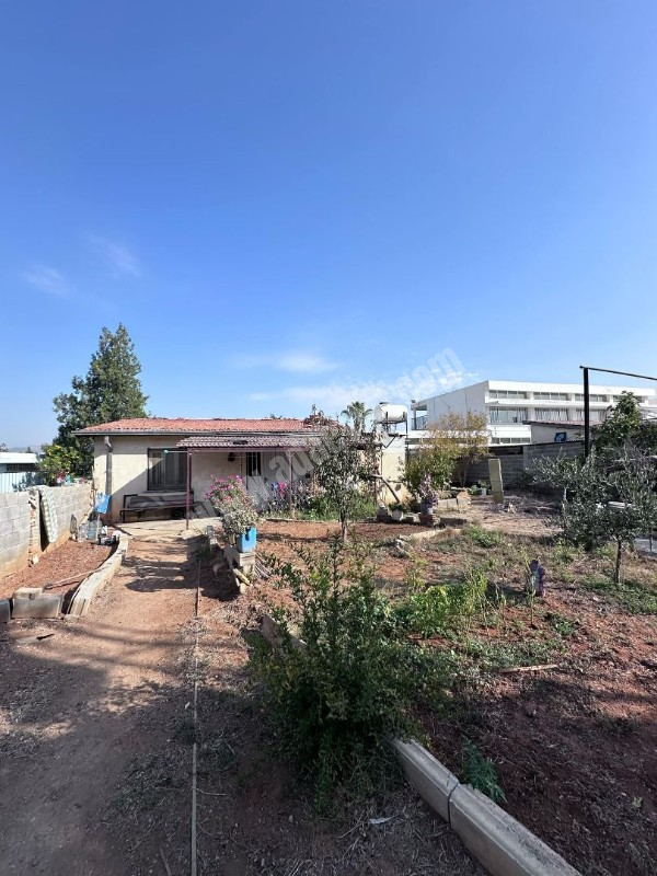 Alayköy Bölgesinde 700 m2 Arsa İçerisinde 3+1 Müstakil Ev ile 2+1 Yardımcı Ev Birlikde Satılık