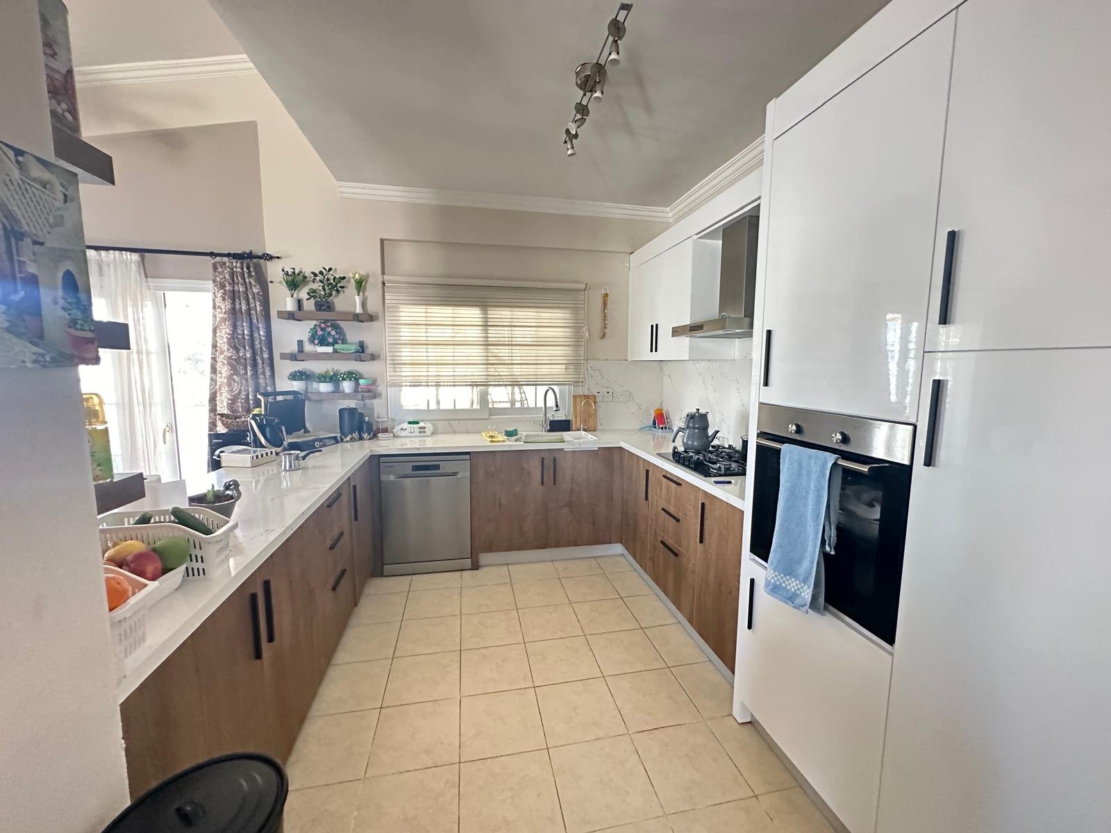 GİRNE MERKEZ'DE ESDEGER KOÇANLI 3+1 SATILIK DAİRE