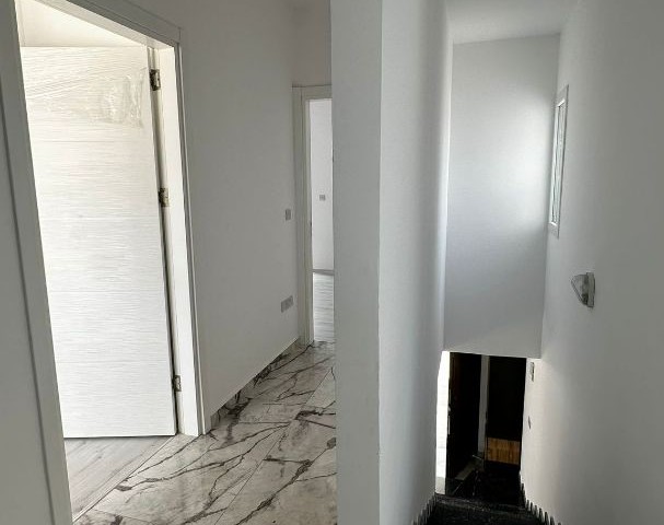 Karşıyaka'da satılık 3 yatak odalı yeni villa