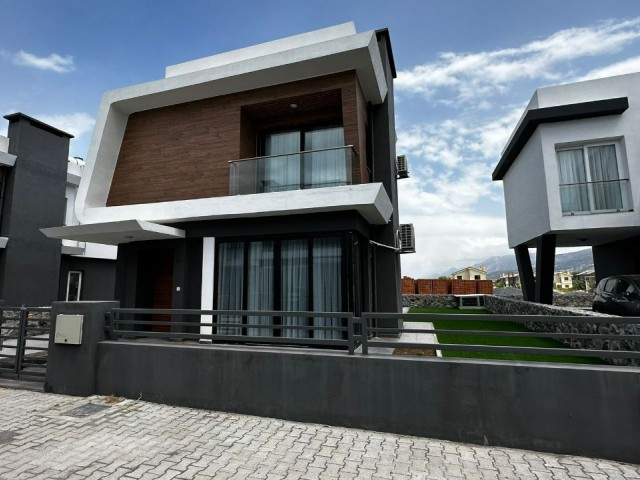 Karşıyaka'da satılık 3 yatak odalı yeni villa