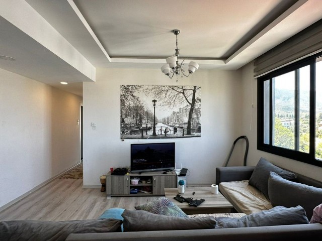Girne merkezde deniz ve dağ manzaralı 2+1 ebeveyn banyolu daire