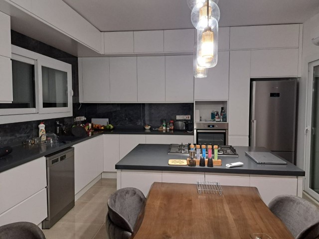 Alsancak bölgesinde satılık deniz manzaralı villa