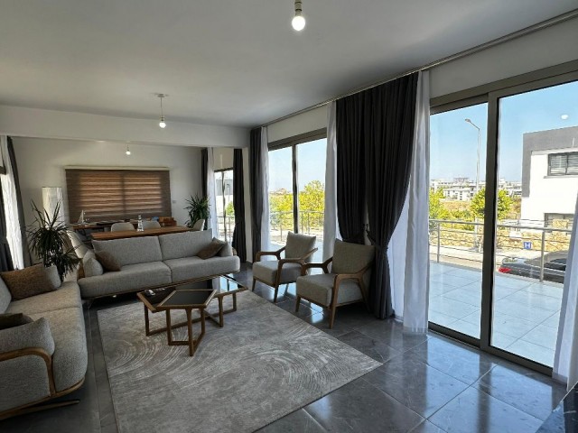 Deniz ve dağ manzaralı taşınmaya hazır satılık villa