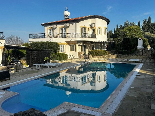 Sessiz ve sakin bölgede geniş bahçeli villa