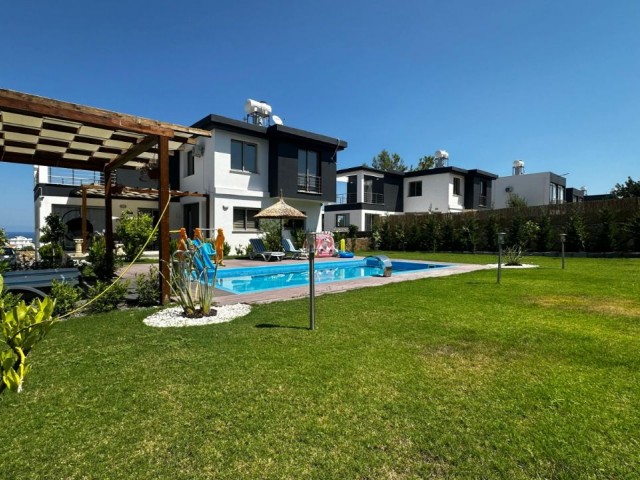 Deniz ve dağ manzaralı taşınmaya hazır kiralık villa