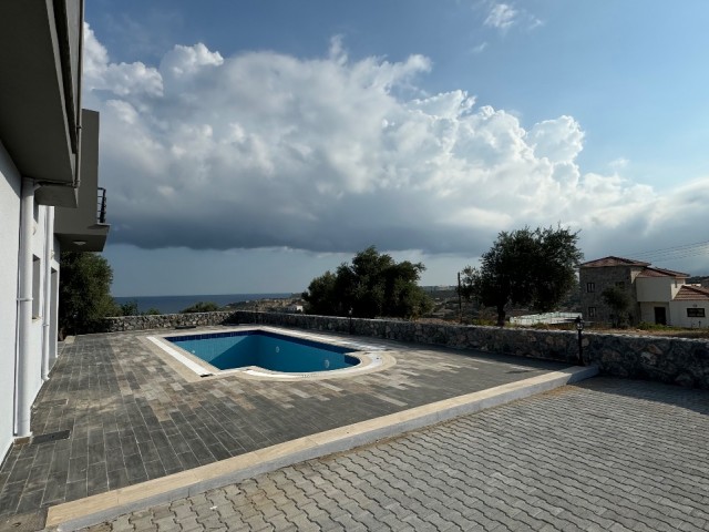 Girne Çatalköy’de satılık 4 + 1 villa