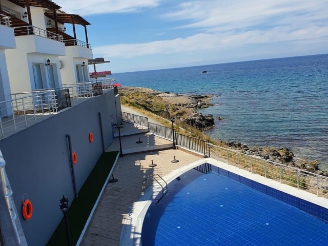 Girne esentepe’de kiralık 3 + 1 denize sıfır villa