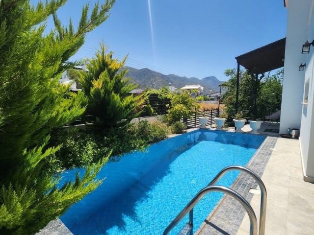 Girne Çatalköy‘de satılık 3 + 1 villa