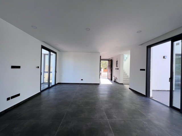 Satılık lüks, taşınmaya hazır 4+1 villa, Alsancak, Girne