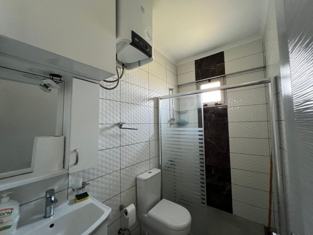 Girne merkezde kiralık 2+1 daire, deniz ve dağ manzaralı