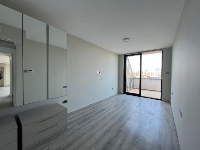 Satılık deniz ve dağ manzaralı 2+1 daire, kış bahçesi, büyük teras 175 m2, Girne merkez. TİCARİ İZİNLİ