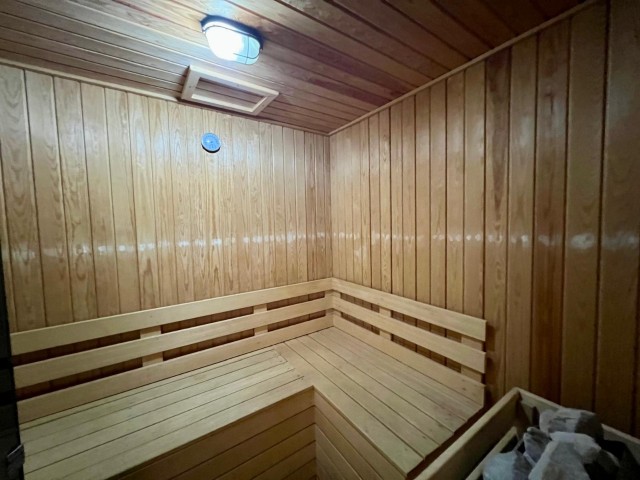 Satılık deniz ve dağ manzaralı 2+1 daire, kış bahçesi, büyük teras 175 m2, Girne merkez. TİCARİ İZİNLİ