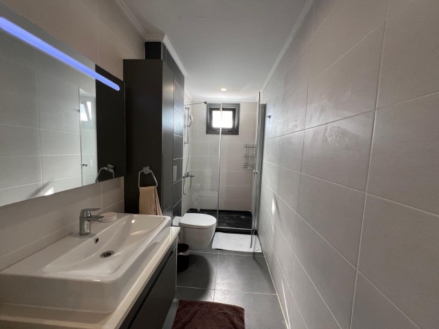 Kiralık 3+1 büyük özel havuzlu, deniz ve dağ mnzaralı lüx penthouse. Girne merkez