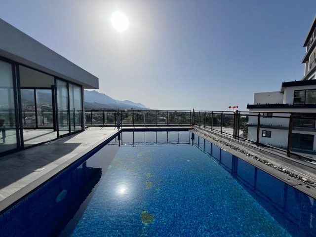 Satılık 4+1 büyük özel havuzlu, deniz ve dağ mnzaralı lüx penthouse. Girne merkez