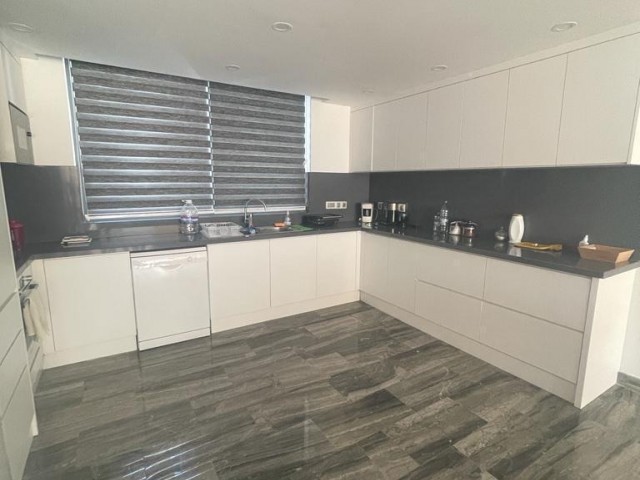 Satılık 4+1 büyük özel havuzlu, deniz ve dağ mnzaralı lüx penthouse. Girne merkez