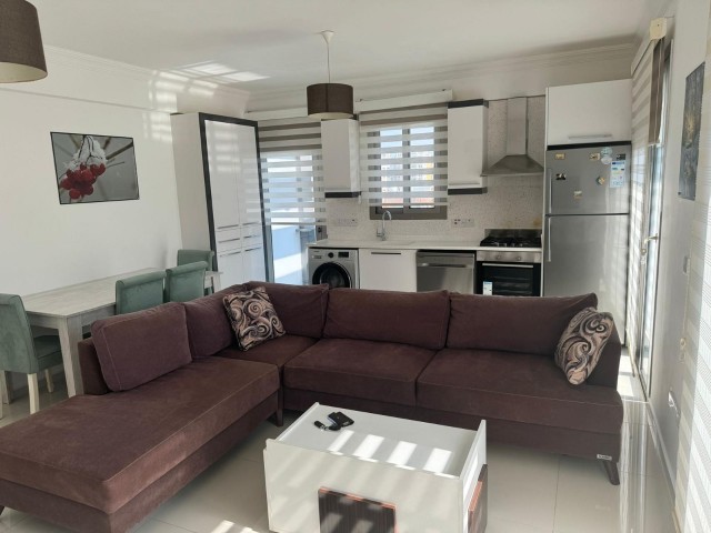 Girne merkezde kiralık 2+1 daire, deniz ve dağ manzaralı, geniş teraslı