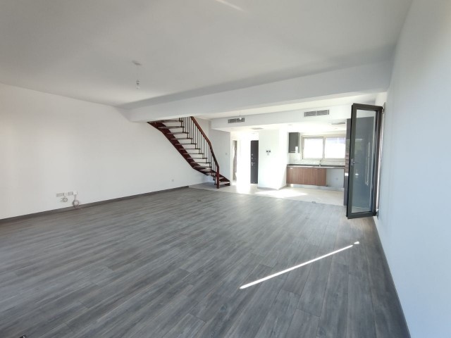 Girne Alsancak Bölgesinde Westpark Satlık 3+1 Ikiz Villa