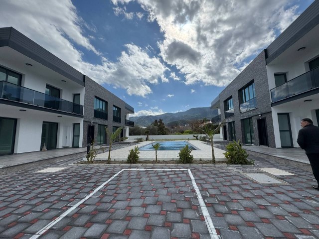 Girne Alsancak’ta Deniz yakın Satılık Sıfır 2+1 Bahçeli ve Penthouse Daireler
