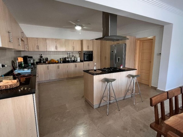 Lapta bölgesinde 5+1 satılık villa