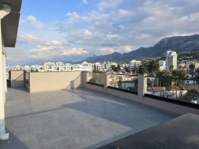 Girne merkezde dağ ve deniz manzaralı penthouse