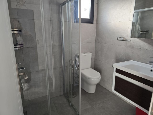 Girne merkezde dağ ve deniz manzaralı penthouse