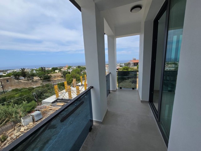 Girne Alsancak'ta dağ ve deniz manzaralı modern villa