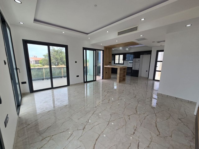 Girne Alsancak'ta dağ ve deniz manzaralı modern villa