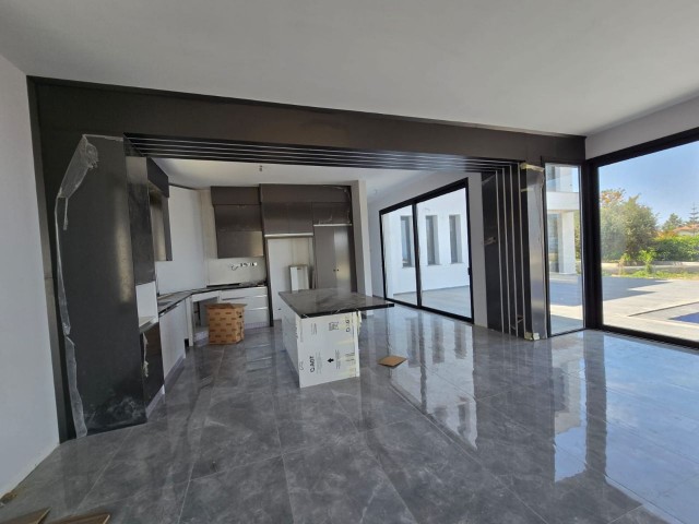 Girne Karşıyaka'da ultra lüks villa