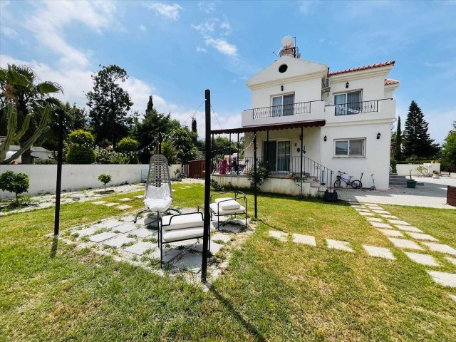 Girne Alsancak Yeşiltepe'de Satılık 4+1 Geniş Villa