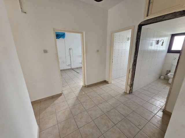 Girne Merkezde Kiralık 200m2 Genişliğinde Dükkan veya Ofis