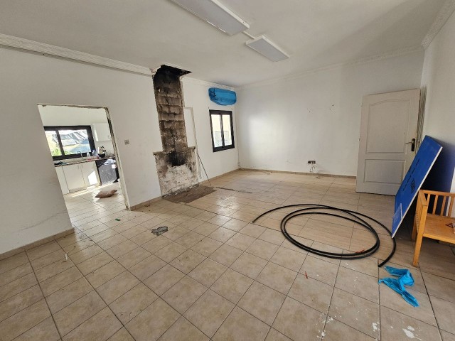 Girne Merkezde Kiralık 200m2 Genişliğinde Dükkan veya Ofis
