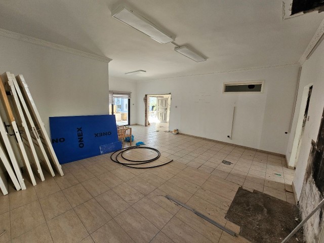 Girne Merkezde Kiralık 200m2 Genişliğinde Dükkan veya Ofis