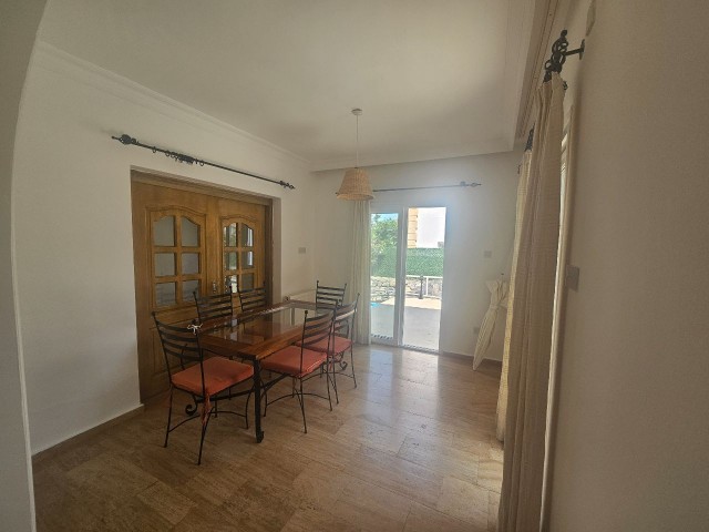 Girne Alsancak'ta Satılık 3+1 Havuzlu Villa / Uygun Fiyat