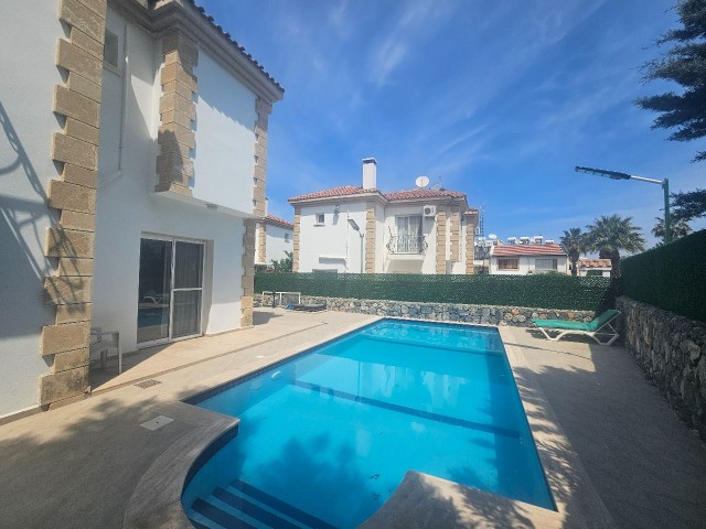 Girne Alsancak'ta Satılık 3+1 Havuzlu Villa / Uygun Fiyat
