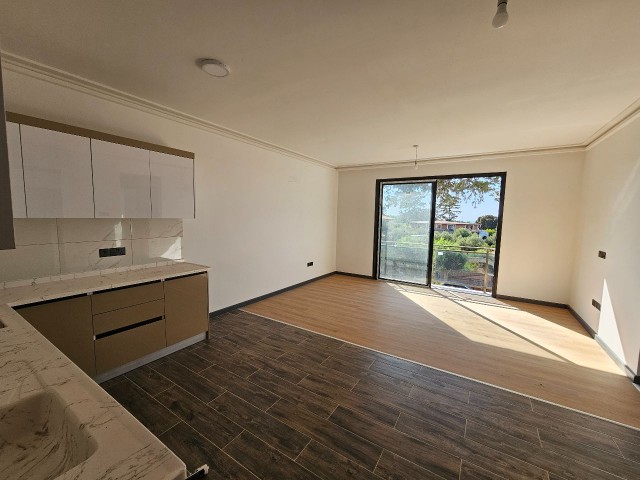 Girne Lapta'da Havuzlu Site İçerisinde Kiralık Eşyasız 1+1 Daireler