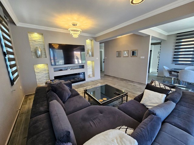 Girne Alsancak Eşyalı Satılık 3+1 Havuzlu Villa