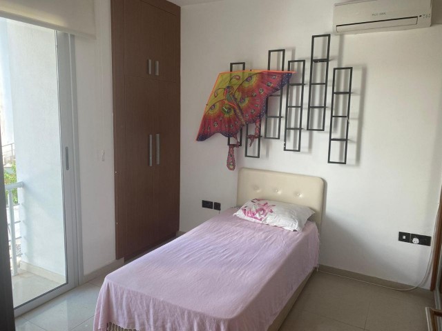 Girne Merkez'de Havuzlu Site İçerisinde 3+1 Kiralık Duplex