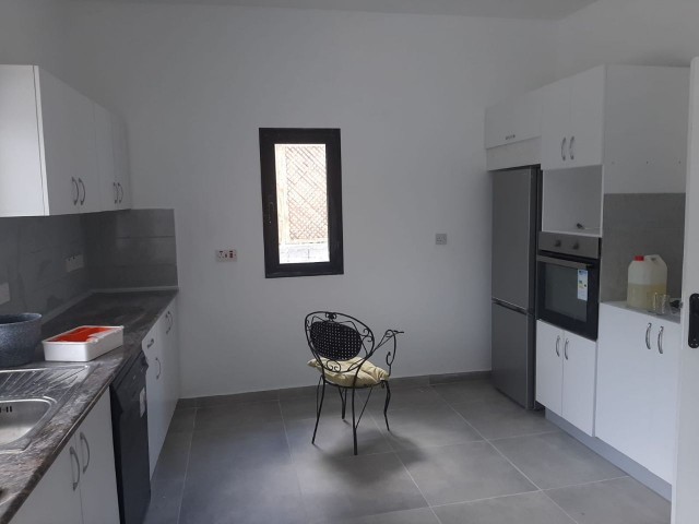 Girne Merkez'de 4+1 Kiralık Dükkan