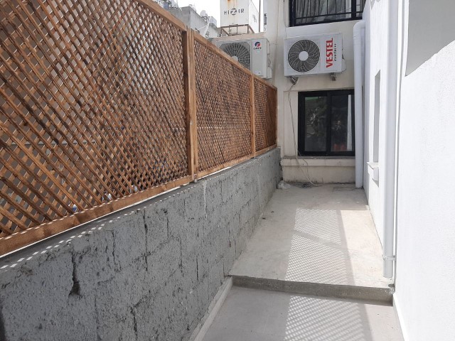 Girne Merkez'de 4+1 Kiralık Dükkan