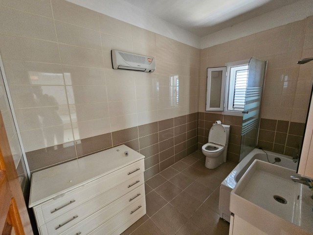 Girne lapta Bölgesinde 3+1 Satılık Villa 1 Dönüm arsa İçinde (Fiyat düştü)