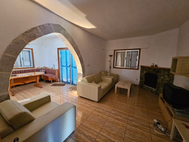 Girne lapta Bölgesinde 3+1 Satılık Villa 1 Dönüm arsa İçinde (Fiyat düştü)