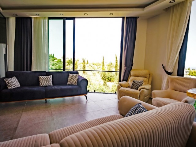 Girne Çatalköy'de Satılık 3+1 Bahçeli ve Özel Havuzlu Villa