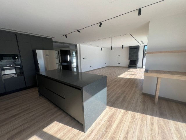 Girne Çatalköy’de Kiralık 4+1 Havuzlu Modern Lüks Villa-Denize Yürüme Mesafesi 