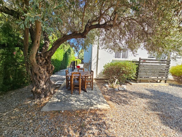 Girne Alsancak Meritlere Yakın Satılık 3+1 Havuzlu Villa / 830m2 Arsa 