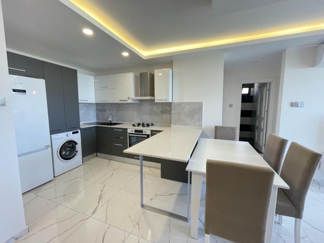 Girne Merkezde satılık balkonu Deniz gören Eşyalı 2+1 daire - Fotoğraf 1