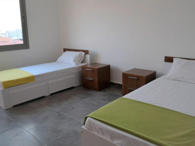 LEFKOŞA GÖNYELİ DE KOMPİLE SATILIK YURT BİNASI (1400) M2 ÜZERİNE KURULMUŞ 505 M2 AÇIK OTOPARK,26 ADET ORTAK ODASI , DİREK ÜSTÜ 4 KAT BİNA RADYA TEMAL SİZDEMİ KULANILMIŞTIR,2 ADET TÜRK ARSASI ÜZERİNE KURULMUŞTUR,OTEL KONSPTİN DE,YANGIN MERDİVENİ,KAFETERYA,REVİR ODASI ,RESEPSİYON ,KÜTÜPAHANE,2 ADET MÜ