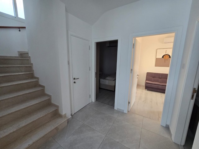 Karşıyaka'da Çatı Teraslı Modern 3+1 Villa - Fotoğraf 2
